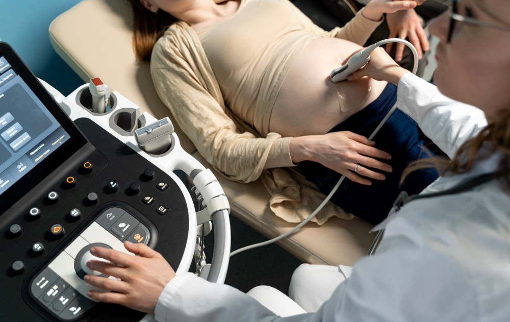 gynecologist-performing-ultrasound-consultation (2)